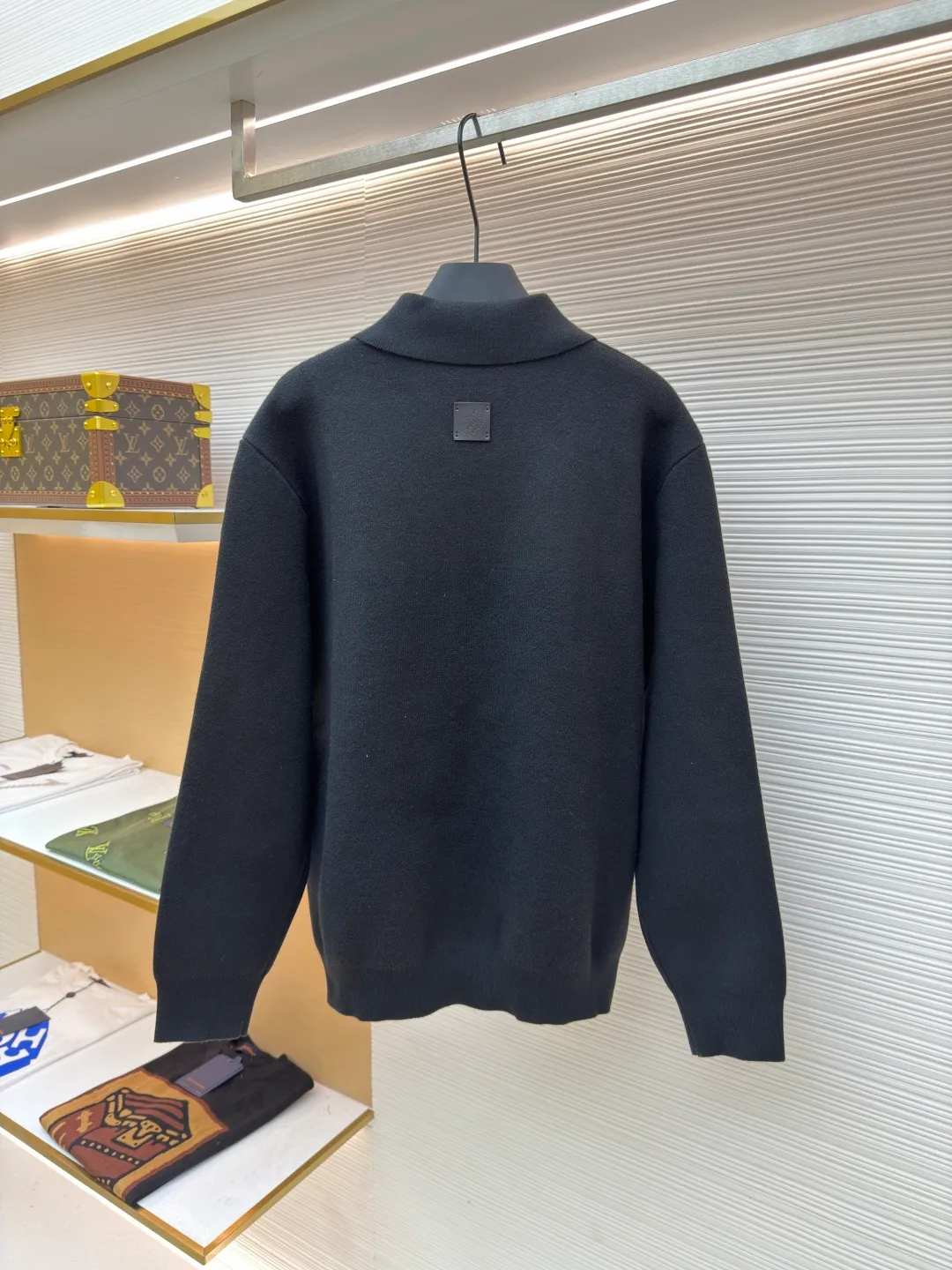 LOUIS VUITTON Leather knitted wool zipper cardigan ●Original version: 21600 purchase and development ●Item number: 1680785-B10 ●Fabric: wool fabric ●Technology: laser cutting ●Version: fitted version ●Weight: about 1080 grams ●Size: S-M-L-XL ●Description: Made of merino wool fabric. This wool material has 78% wool content and is a wool yarn with ultra-high wool content. The loom-finished clothes contain 22% cotton, making the clothes more suitable for the upper body. The pocket zipper leather is custom-cut from cowhide, and the slider decoration is also decorated with leather to add a more high-end aspect. The iconic LOGO is embossed on the back panel. The zipper is a No. 5 zipper, electroplated with white copper material, and laser cutting to hollow out the LV logo, which is a very heavy-duty one. This knitted belted jacket is made of sheep wool and features leather details such as edged pockets and Monogram floral rivet zipper pulls for a modern feel. It can be worn as a jacket or coat, or paired with a shirt or T-shirt. Knitted shirt-style collar, ribbed cuffs and hem, zip closure with logo zip puller trim pockets at front, and logo metal rivet accent tag at rear. The overall wiring is straight and delicate, the fabric is comfortable and soft, and the color is consistent without color difference. It can be matched with the same style to create a fashionable look and control various occasions. Customized accessories, complete with three standards, same style for men and women!